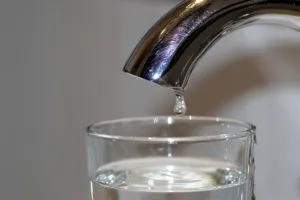 woda z kranu nalewana do szklanki