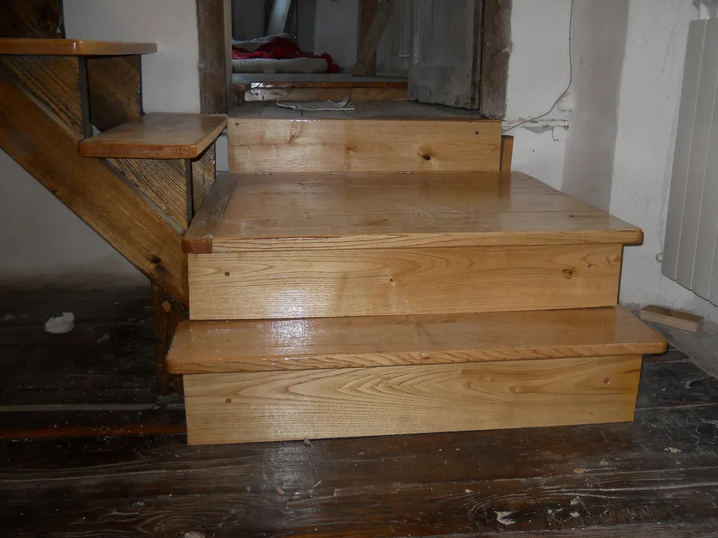budowa schodów drewnianych